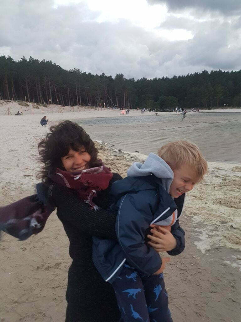 Mama i syn nad polskim morzem