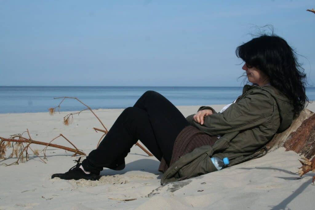Ja nad morzem, siedzę na piasku, pogoda wiosenna, nie jest to zwykły dzień jak co dzień