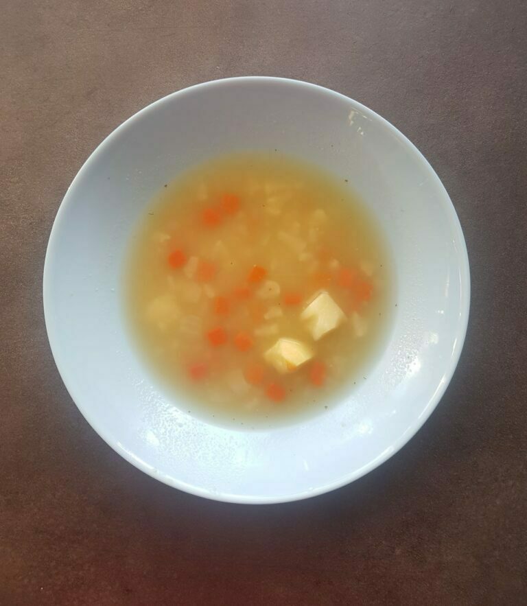 zupa w niebieskiej miseczce, warzywna