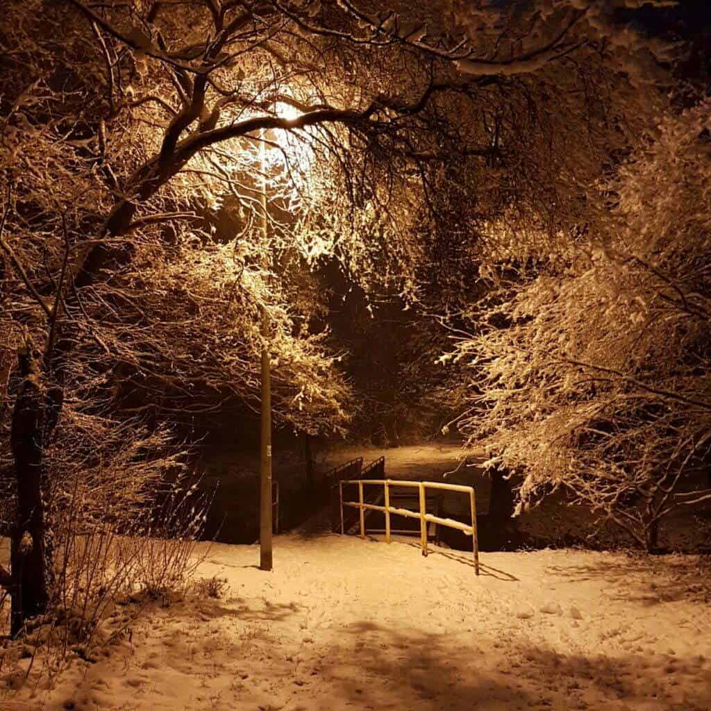 zimowa droga przez mostek, śnieg, lampy, bardzo baśniowy nastrój