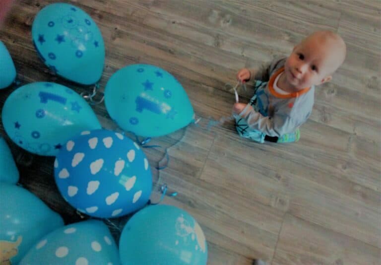dziecko bawi się balonikami