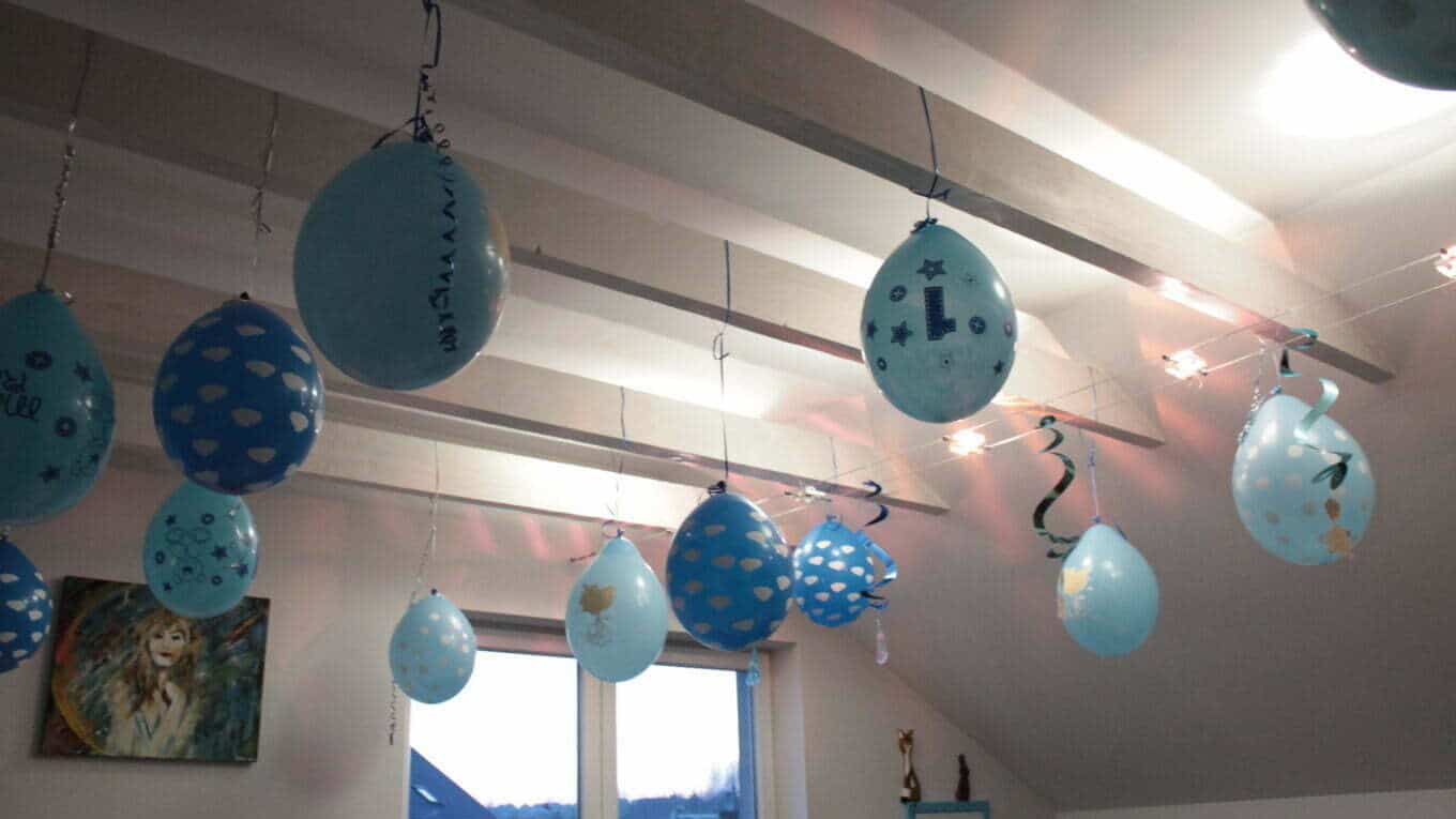 balony urodzinowe, wiszące pod sufitem, przygotowanie do urodzinowej imprezki