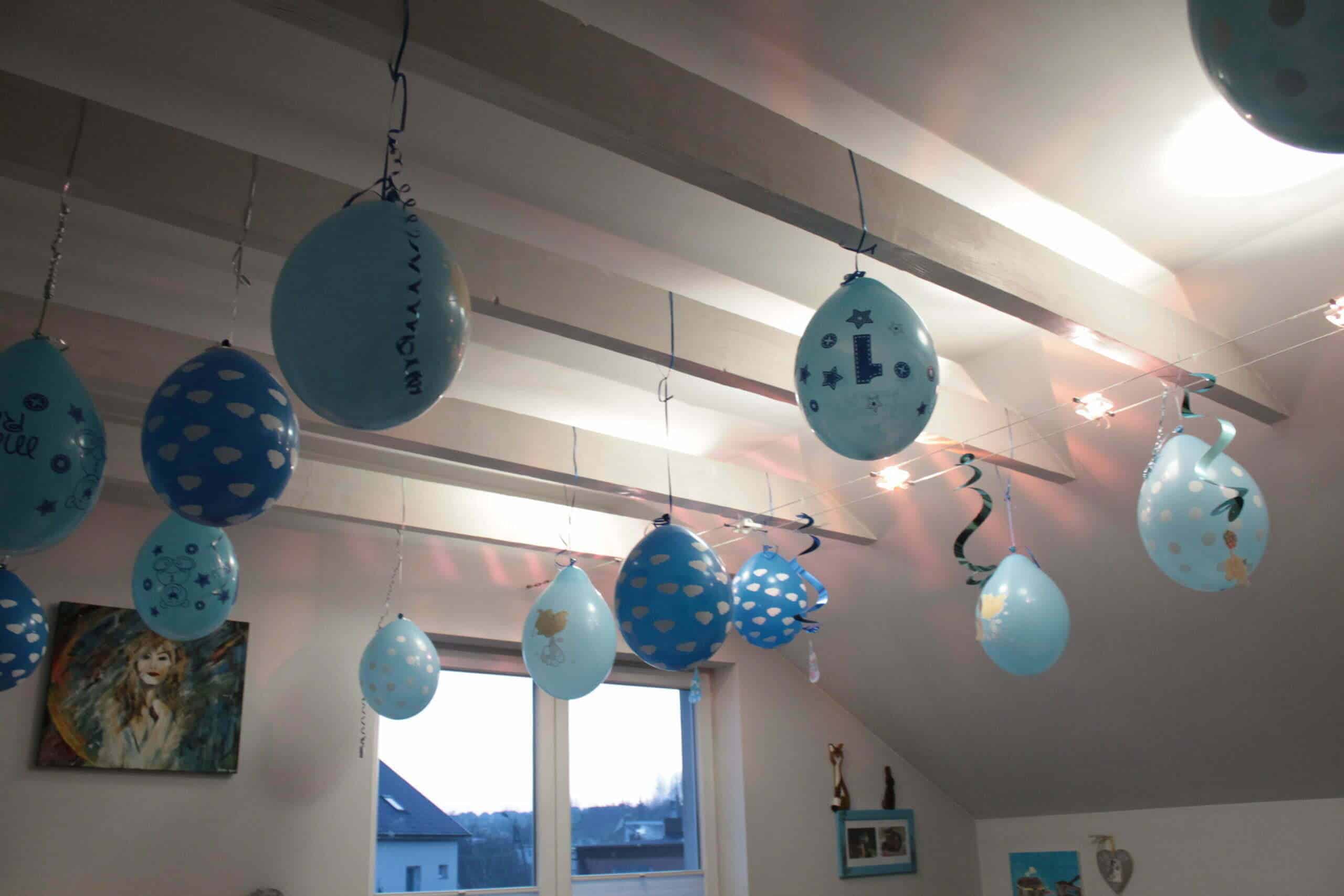 balony urodzinowe, wiszące pod sufitem, przygotowanie do urodzinowej imprezki