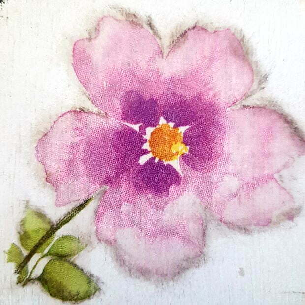 fiolteowy kwiat malowany na drewnie