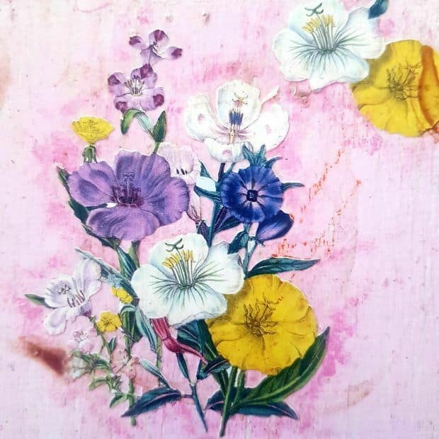 kolorowe kwiaty malowane na drewnianej podkładce