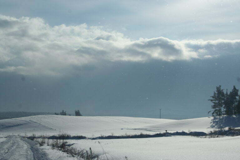 polna droga, śnieg i chmury