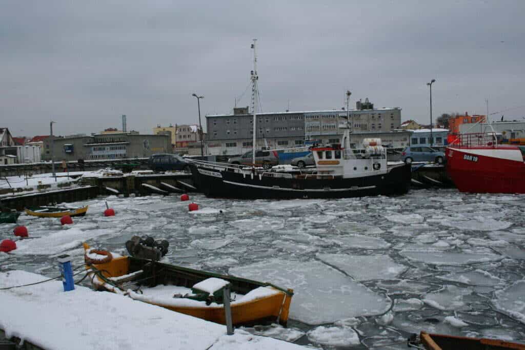 port helski w części skuty lodem