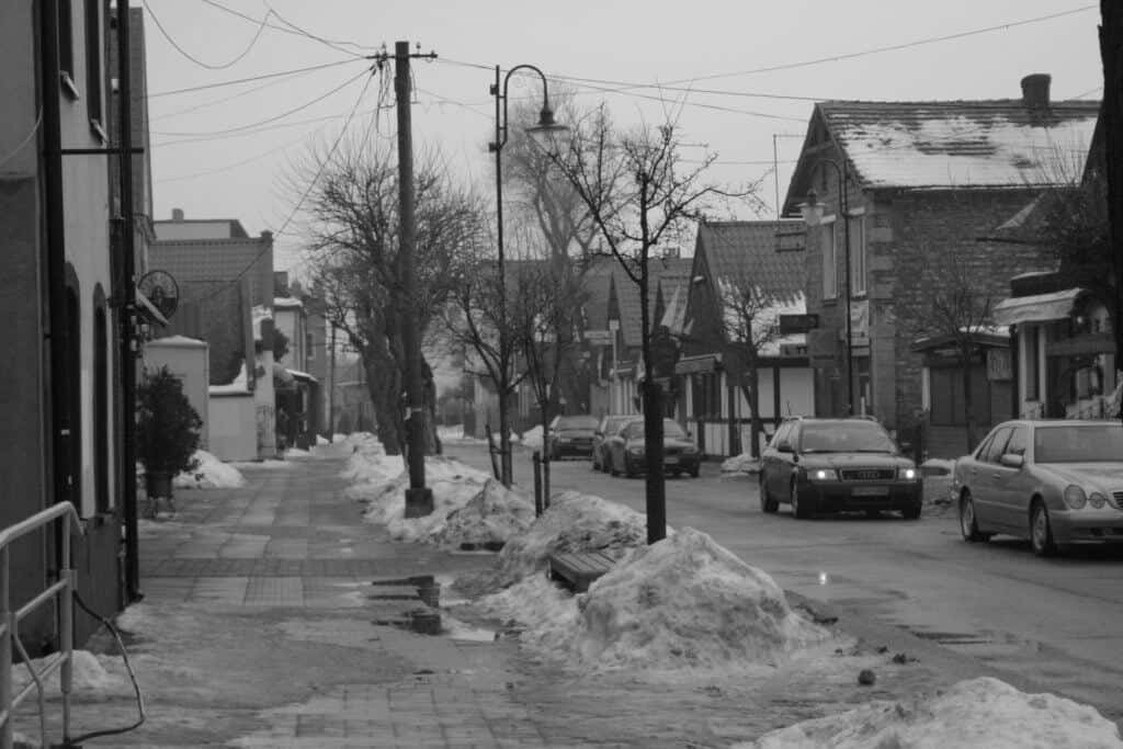smutna helska ulica, brudny śnieg i ogólna ponurość