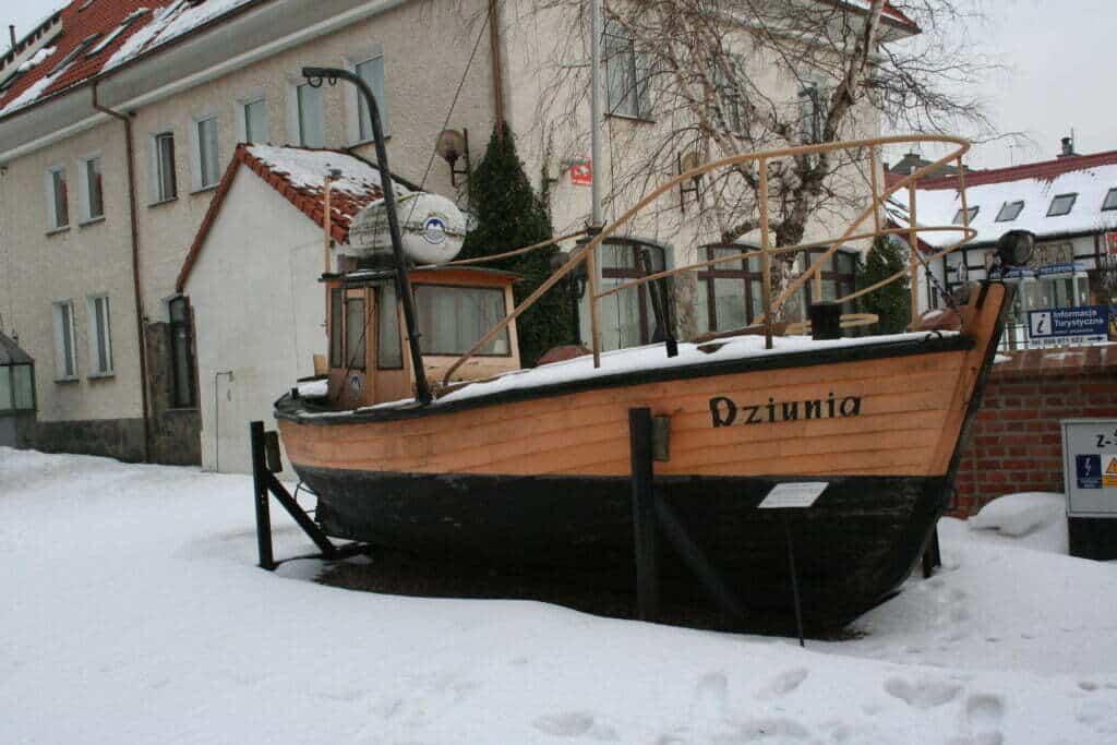 łódka Dziunia na helskim podwórku