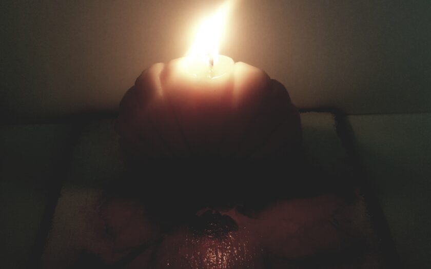 świeczka paląca się w mroku