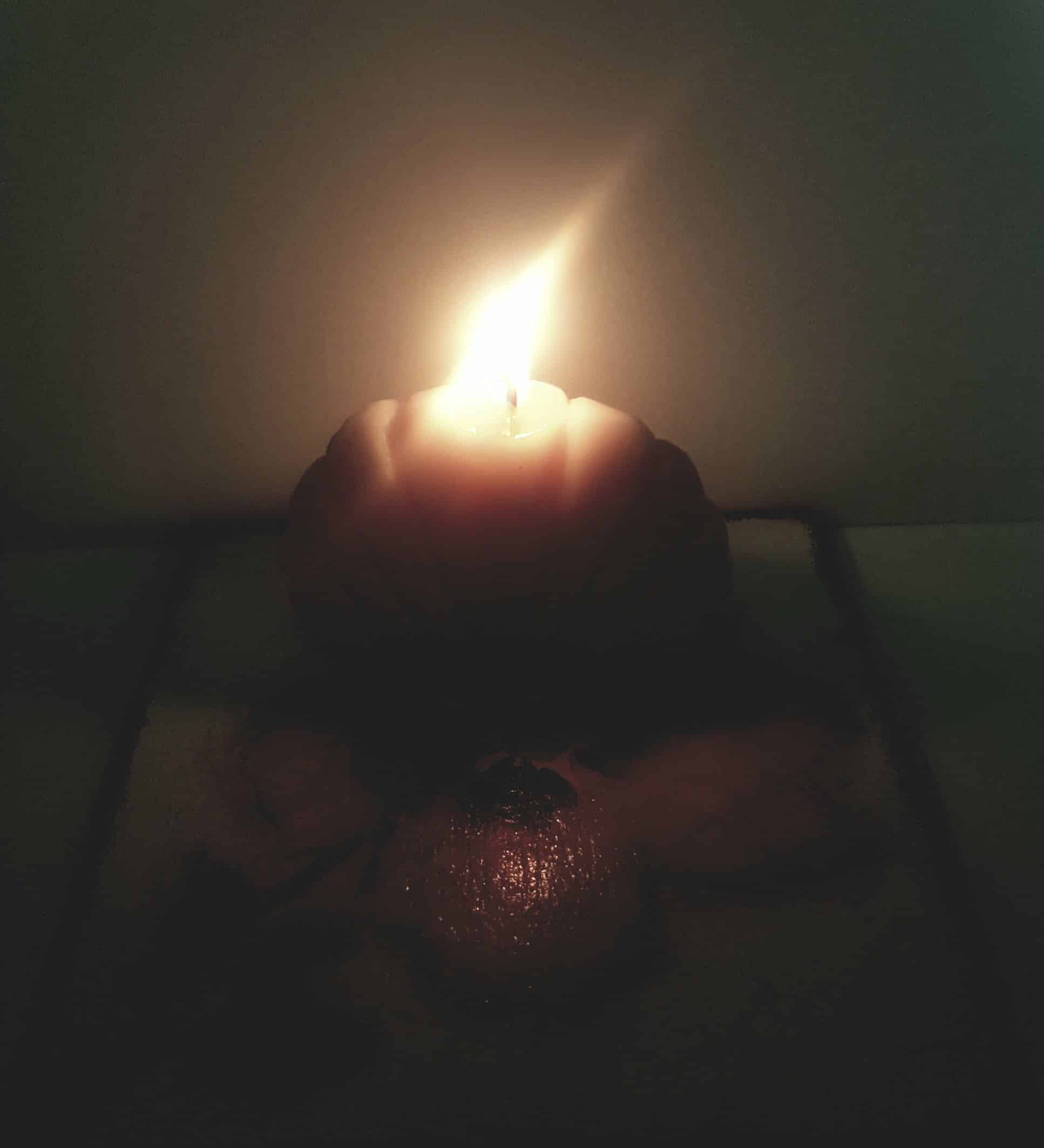 świeczka paląca się w mroku