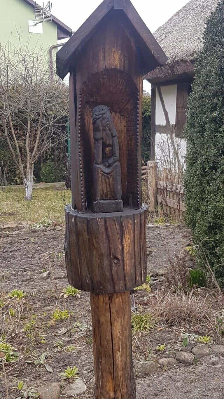 drewniana rzeźba zafrasowanego Jezusa