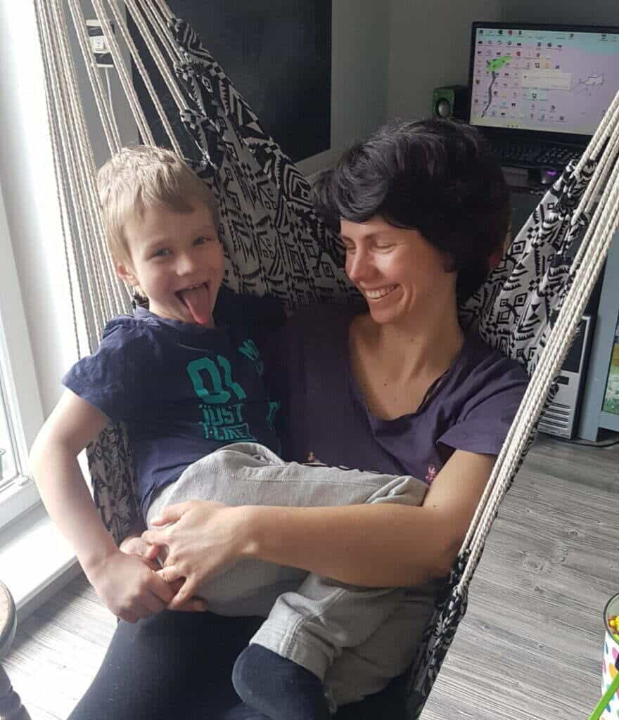 mama i dziecko na hamaku, śmieją się