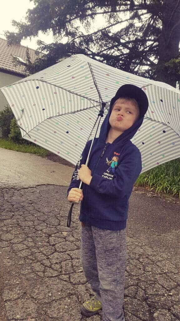 dziecko i parasol, powrót z przedszkola w czasie deszczu
