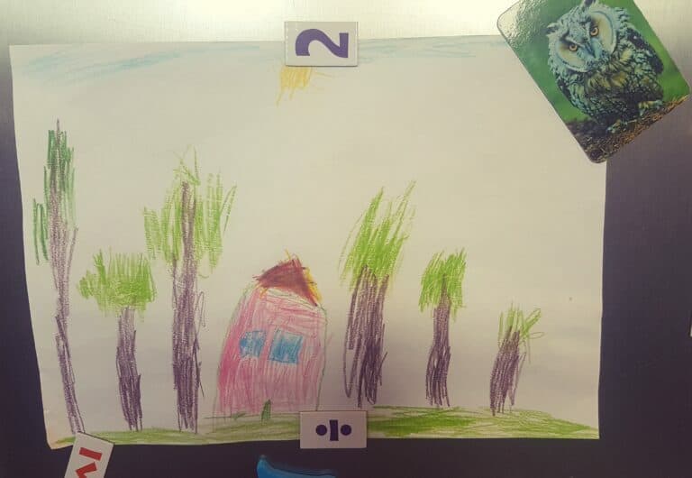 lodówka - obrazek dziecka, z koślawym domkiem, uroczy