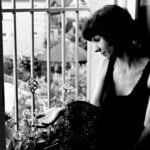 Ola, siedzi w oknie, zdjęcie czarno - białe, melancholijne, bo tematem jest czas