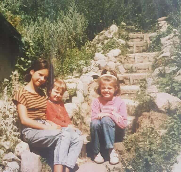 trójka dzieci mojej mamy - ja i moje młodsze siostry, na schodkach ogrodowych