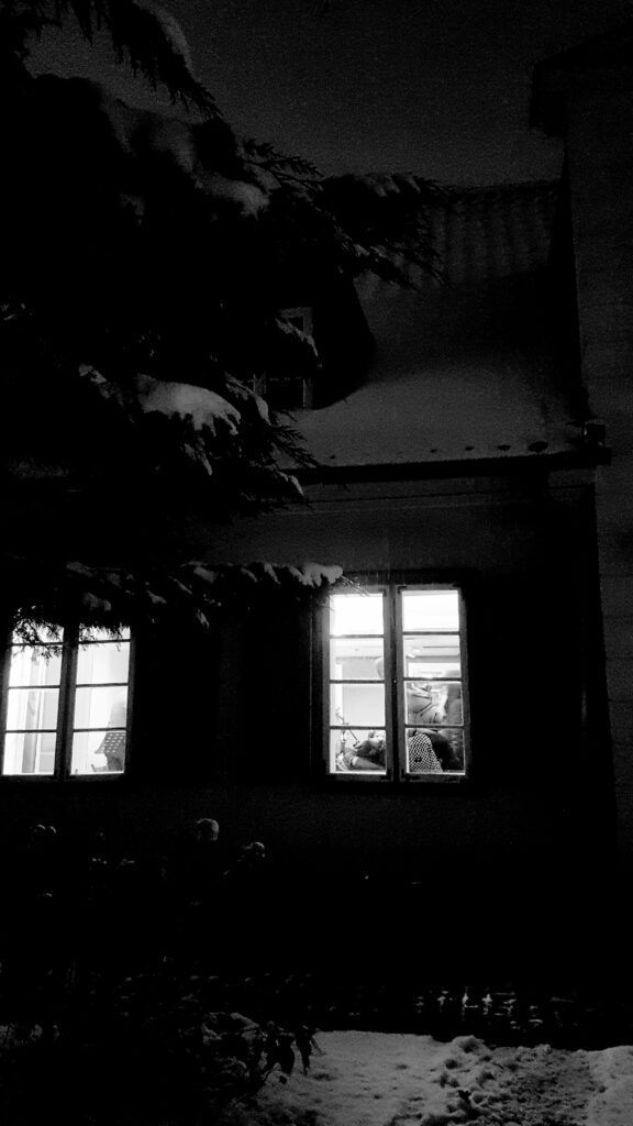 okna oświetlone budynku, wokół ciemność i mrok
