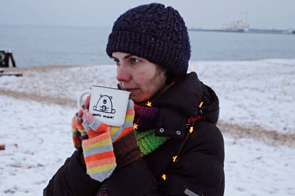 sopot, plaża, zimno, śnieg i ja pijąca ciepłą herbatę