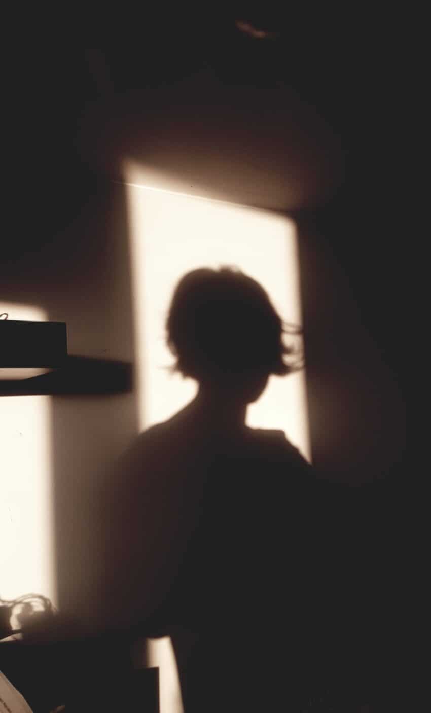 zdjęcie do tekstu czapeczka i tożsamość, pokazuje tylko mój cień, zarys na ścianie, czarny w zestawieniu z jasnym słońcem