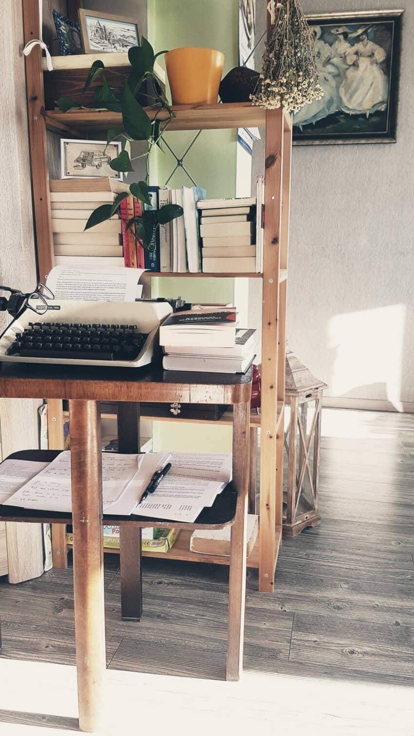 opowieści rodzinne - regał, maszyna do pisania, dużo słońca - pisarski warsztat