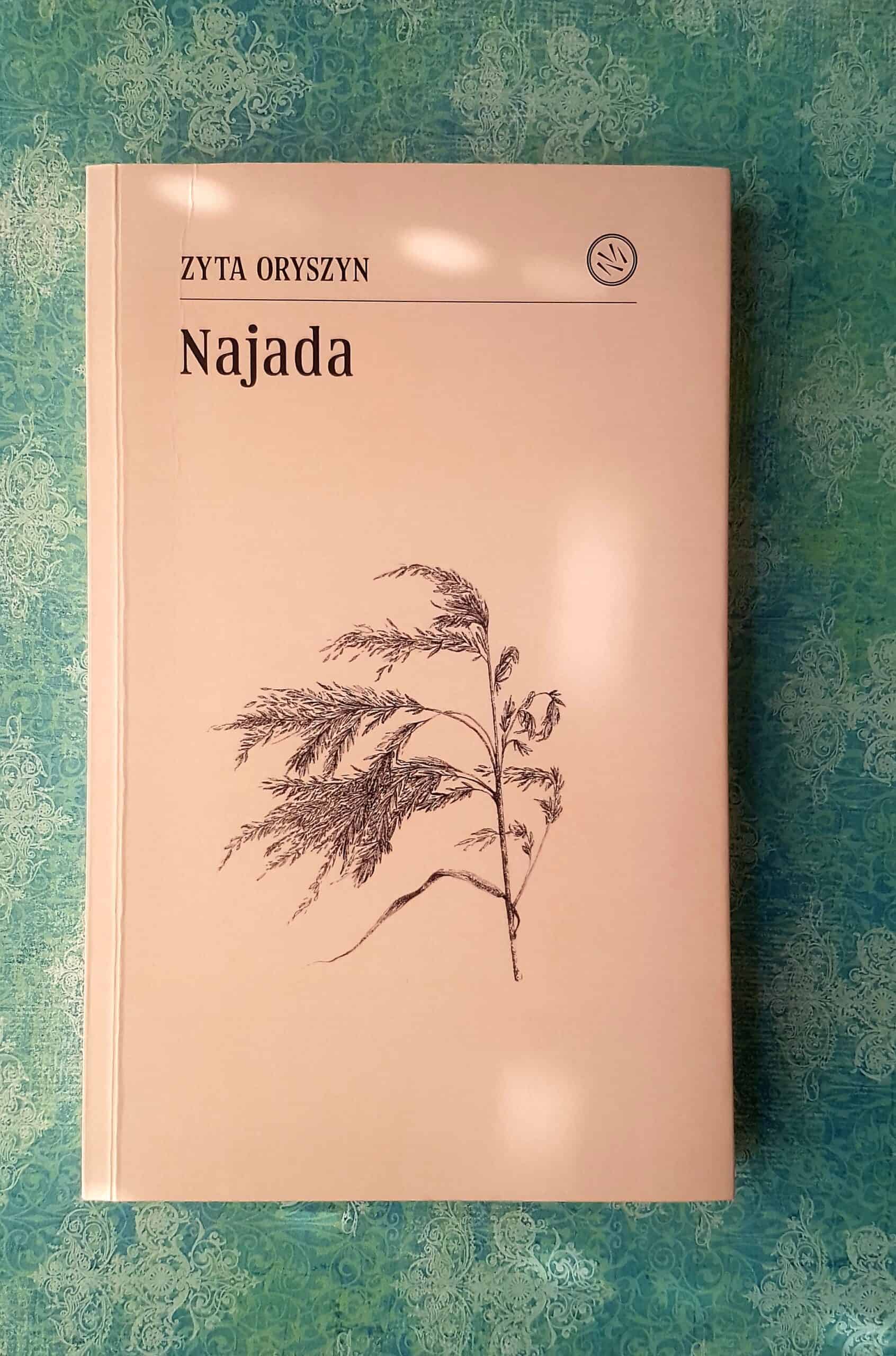 okładka książki Najada, na zielonym tle, z promykami słońca jak odbicia wody