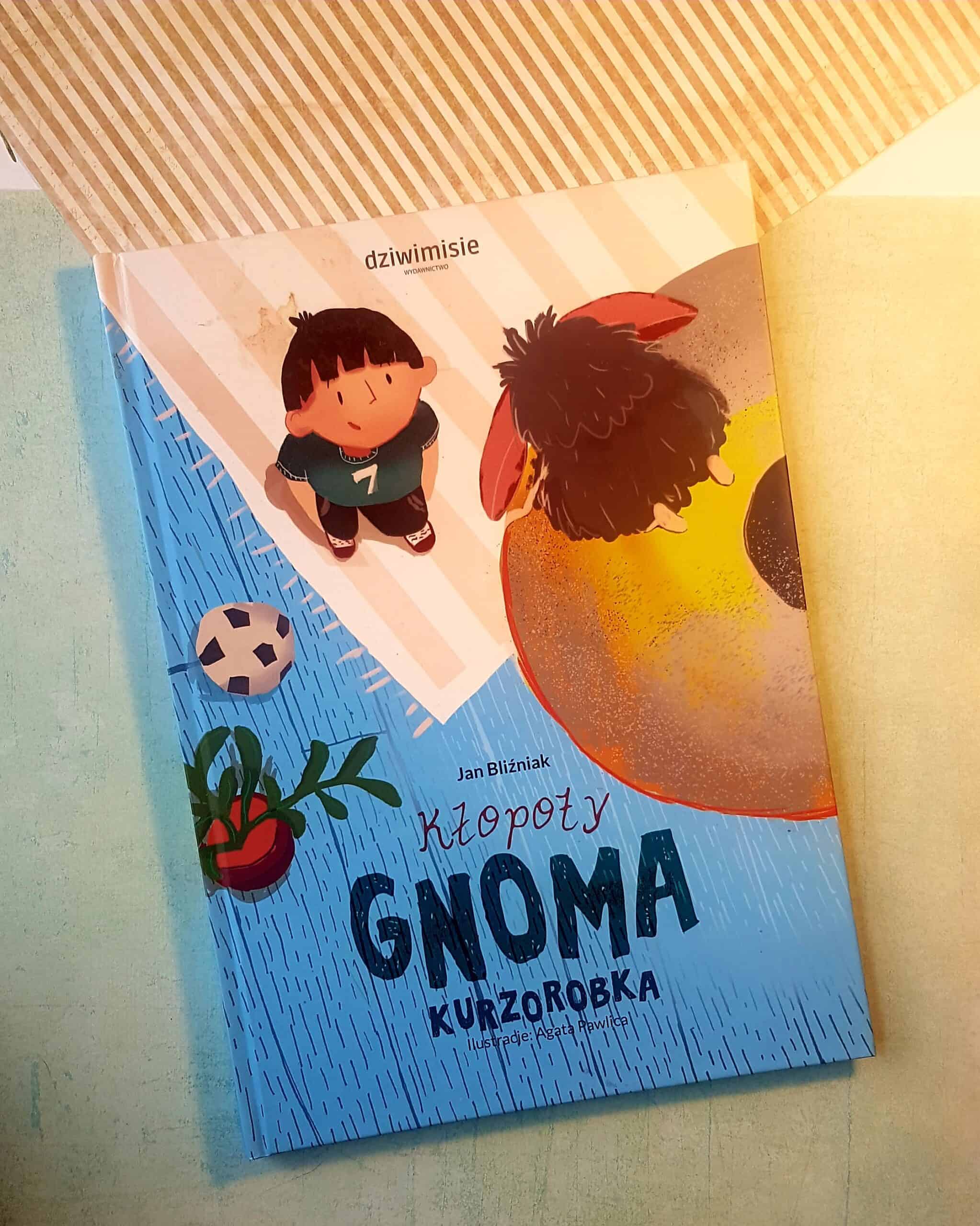 książka dla dzieci Kłopoty Gnoma Kurzorobka, na pasującym do okładki tle