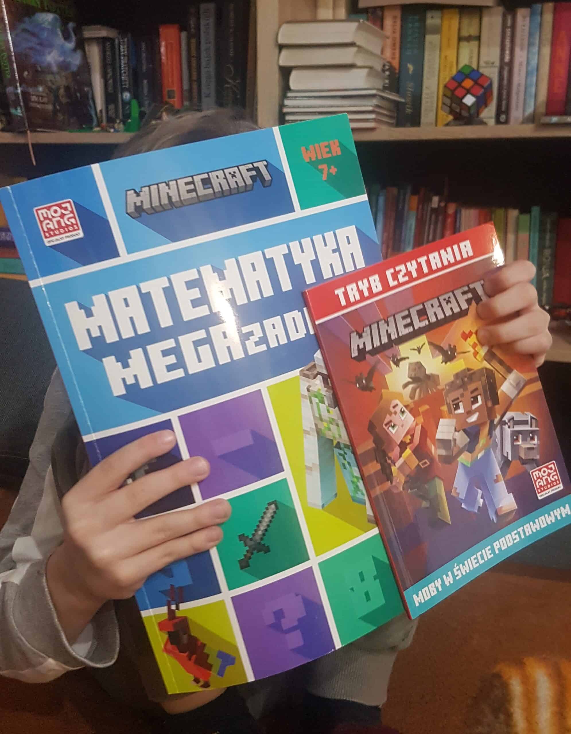 moje dziecko trzyma książki z minecrafta do zadań i nauki
