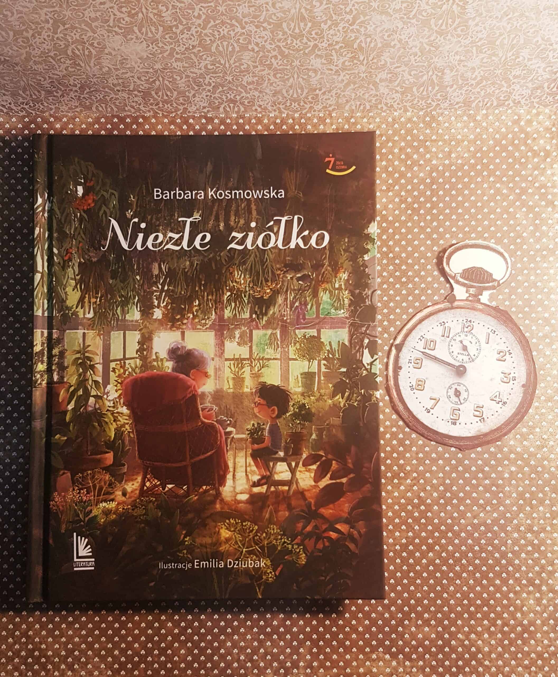 książka Niezłe ziółko Barbary Kosmowskiej, z ilustracjami Emilii Dziubak, jako dodatek jest zegar