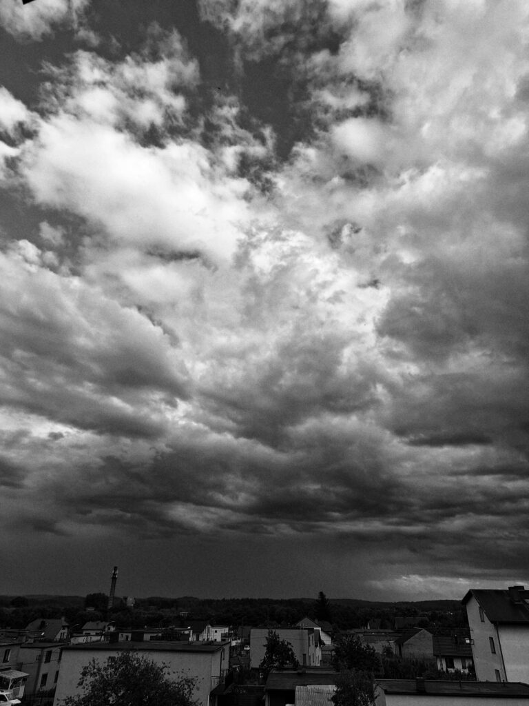 pochmurne niebo, czarno-białe zdjęcie z balkonu