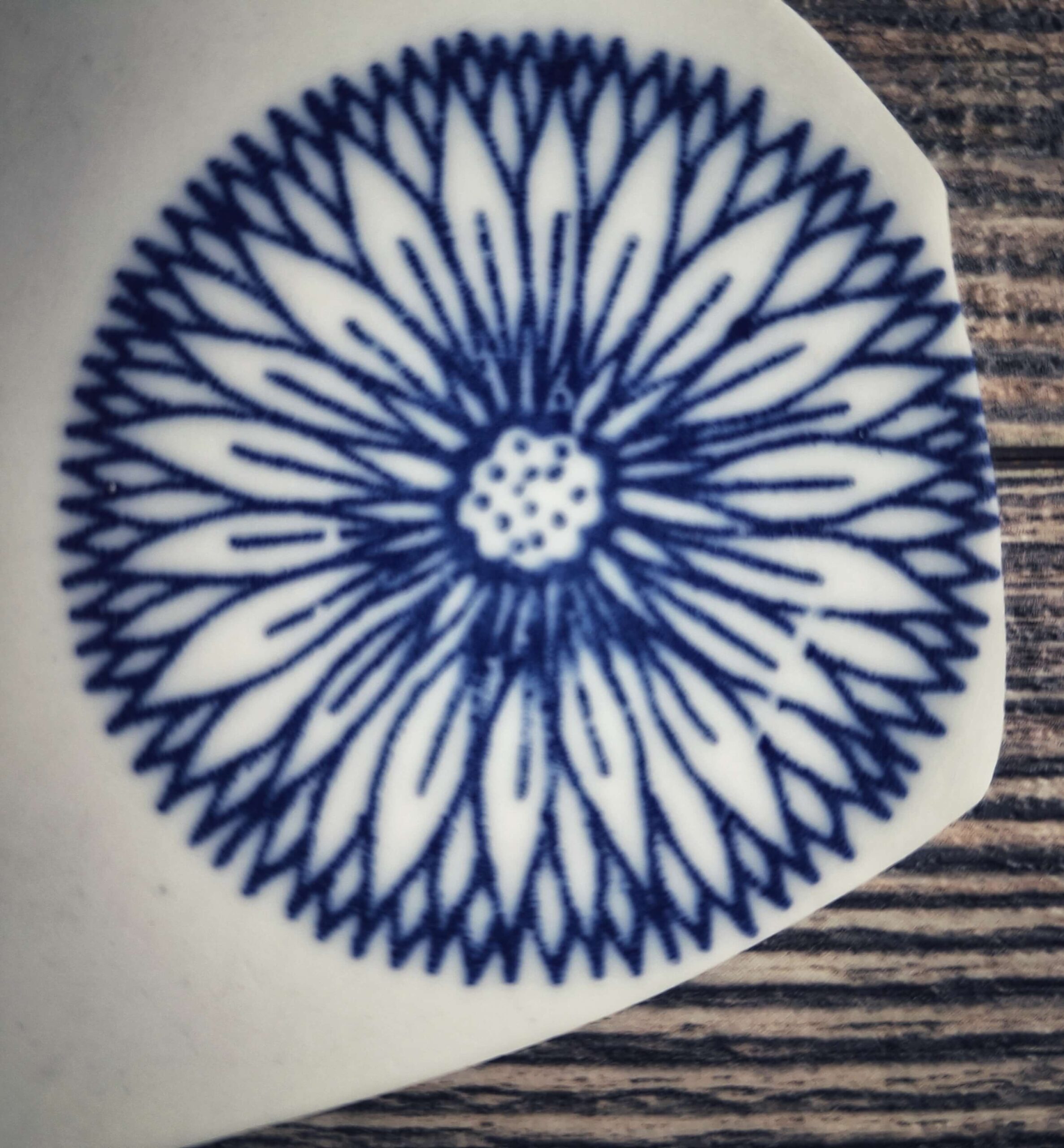 kawałek stłuczonego talerza, z ozdobnym ornamentem kwiatowym