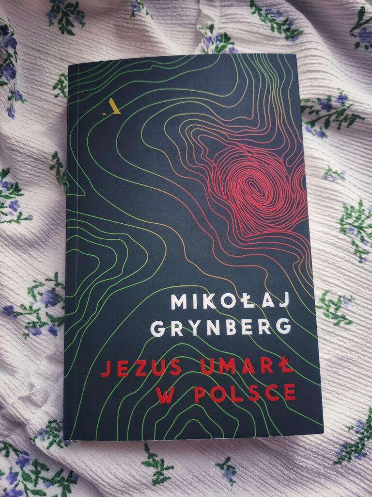 okładka książki Jezus umarł w Polsce, na tle sukienki w kwiatki