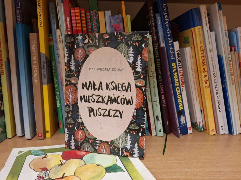 książka Mała księga mieszkańców puszczy wśród innych książek w szkolnej biblioteczce