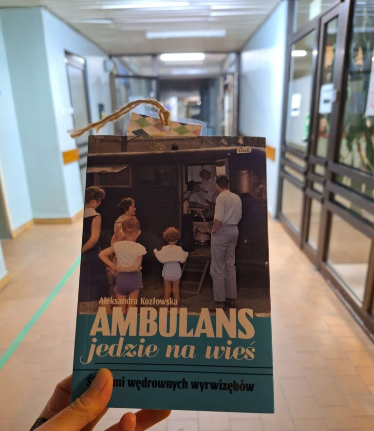 współprace książkowe - książka Ambulans jedzie na wieś, sfotografowana na tle szpitalnego korytarza.