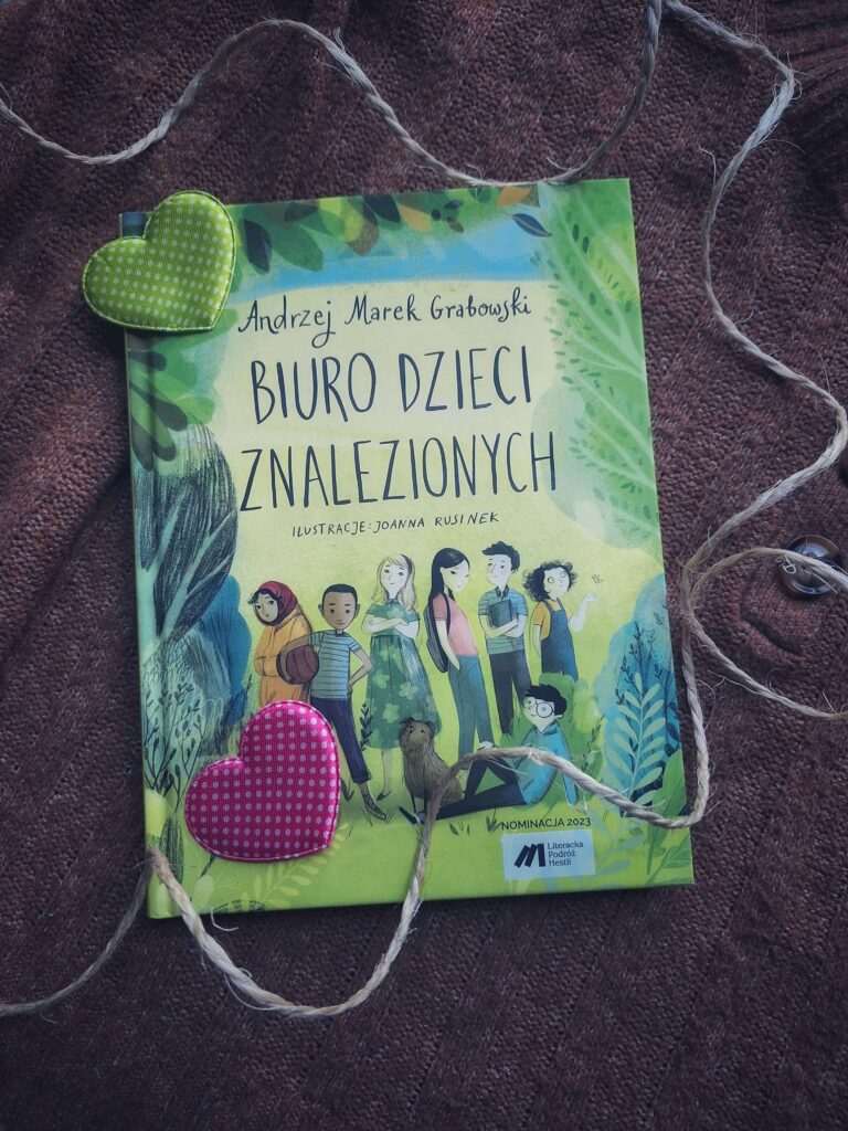 książka Biuro Dzieci Znalezionych, wydawnictwo Literatura, leży na ciepłym sweterku, z serduszkami