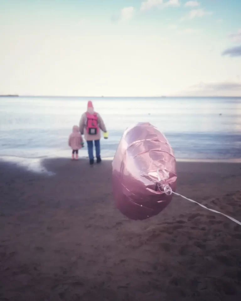 cierpliwość - różowy balonik i mama z dzieckiem na plaży nad morzem