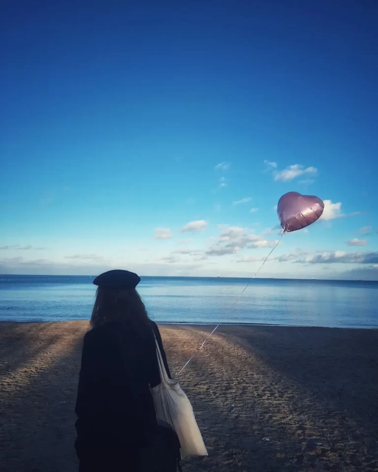 dziewczyna z balonikiem nad morzem