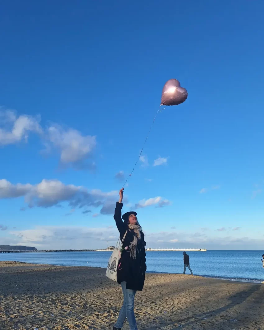dziewczyna z balonikiem na plaży, symbolizują cierpliwość w wychowaniu