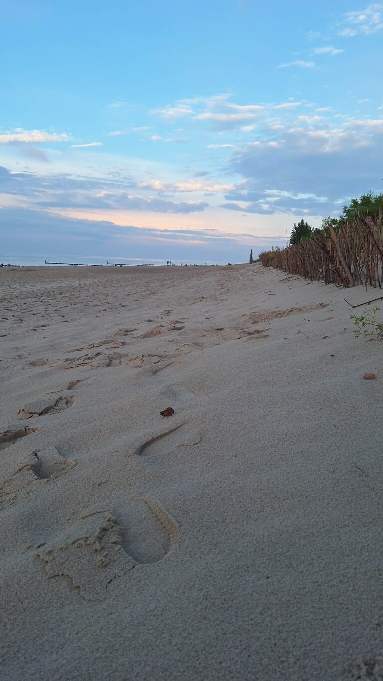 ślady na piasku, plaża